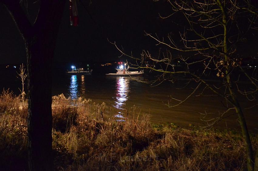 Einsatz BF Koeln PKW im Rhein Mondorf Hersel P152.JPG
